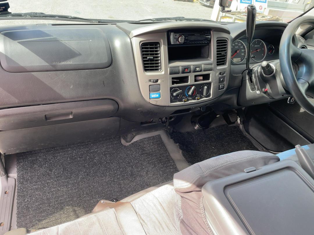 Photo '21' of Nissan Urvan 3.0 DIESEL AUTO Van