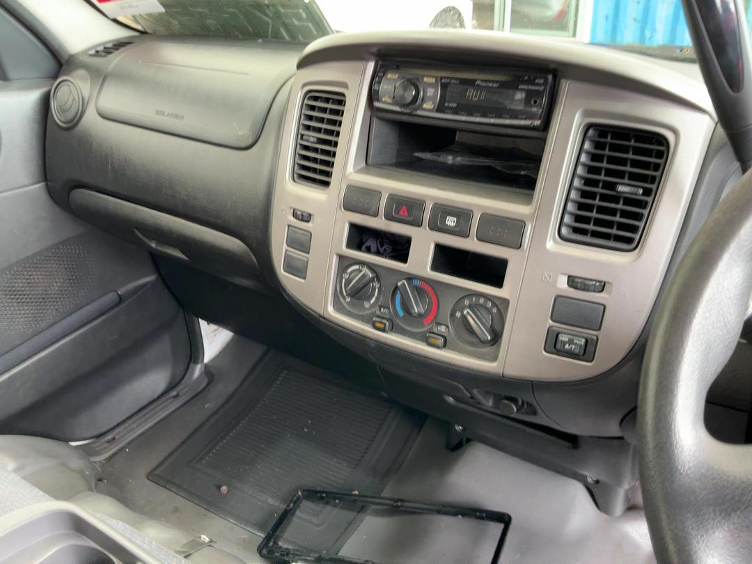 Photo '17' of Nissan Urvan