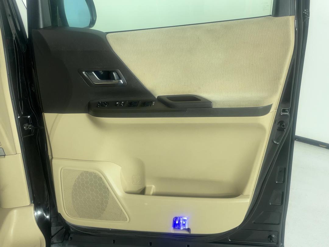 Photo '15' of Toyota Alphard