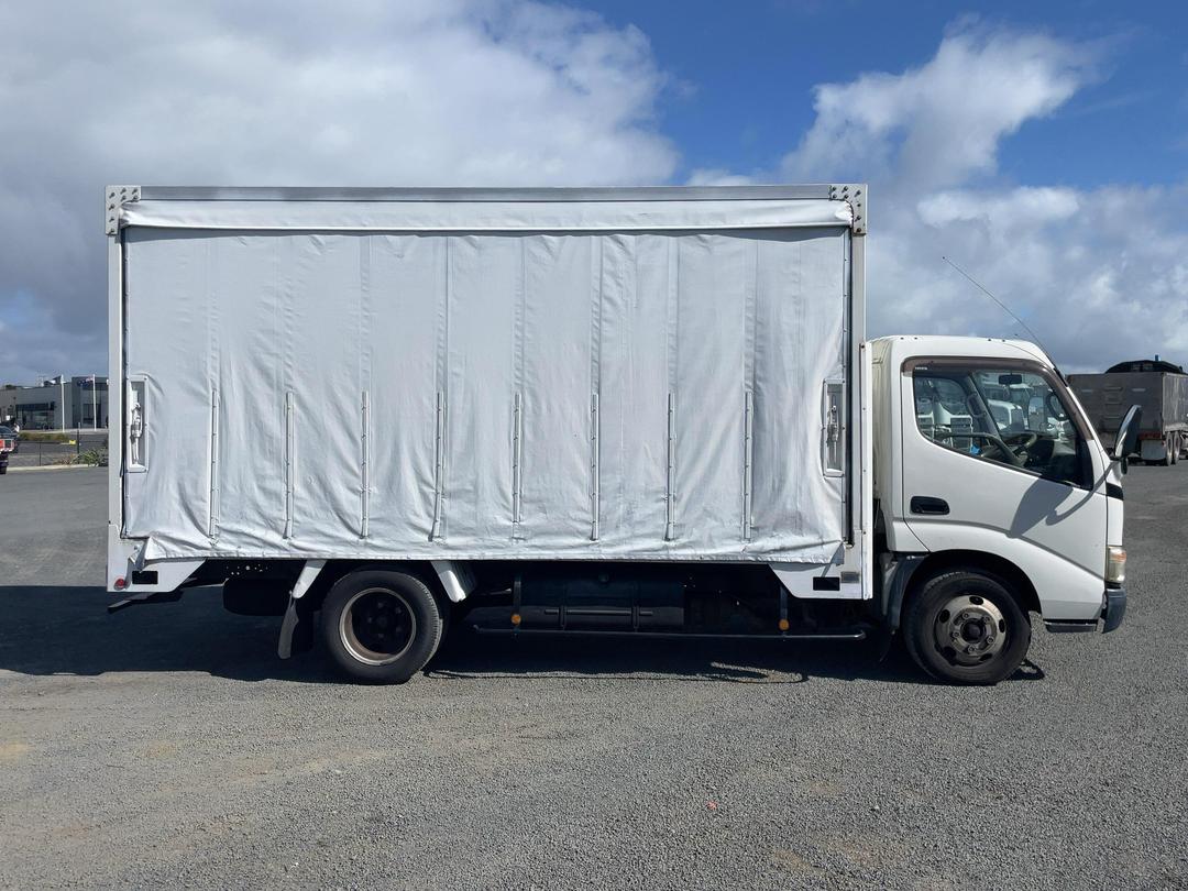Photo '3' of Toyota Dyna XZU348 Curtainsider