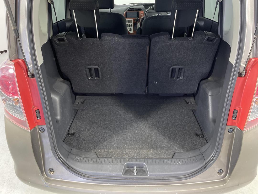 Photo '14' of Toyota Ractis