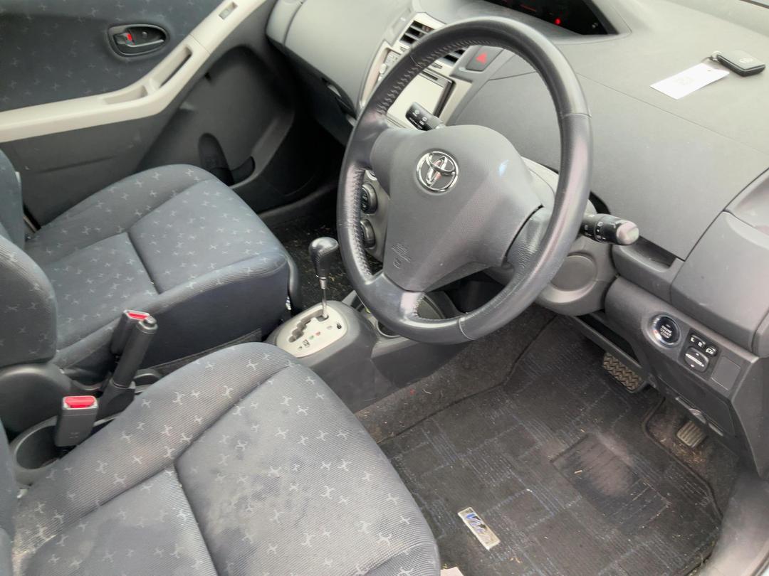 Photo '12' of Toyota Vitz