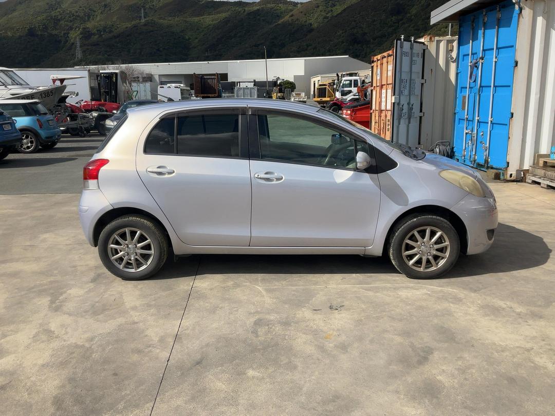Photo '8' of Toyota Vitz Photo '8' of Toyota Vitz