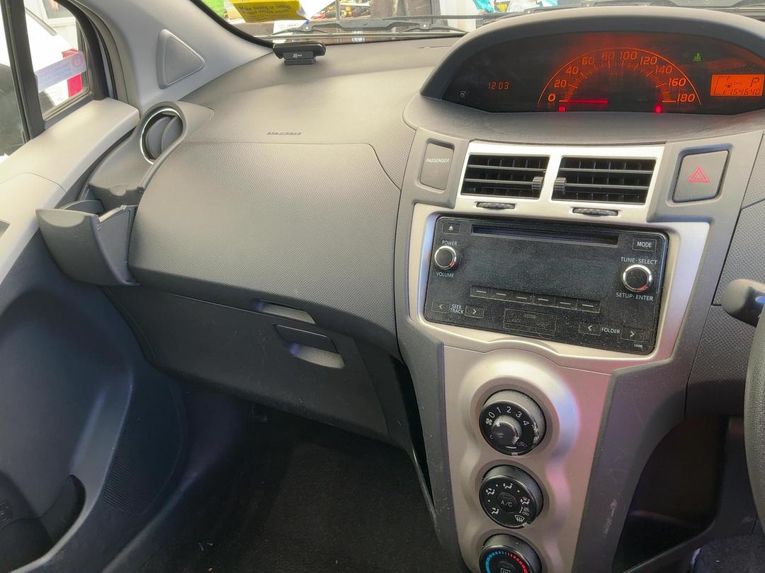 Photo '15' of Toyota Vitz Photo '15' of Toyota Vitz