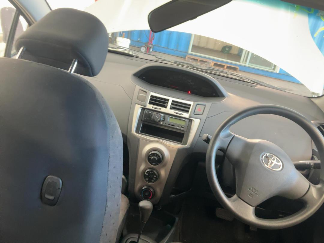 Photo '21' of Toyota Vitz Photo '21' of Toyota Vitz