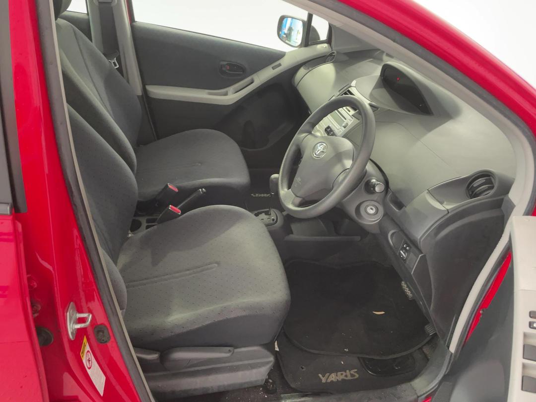 Photo '16' of Toyota Yaris