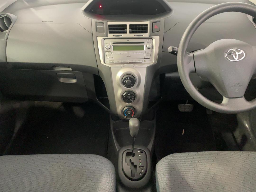 Photo '18' of Toyota Yaris