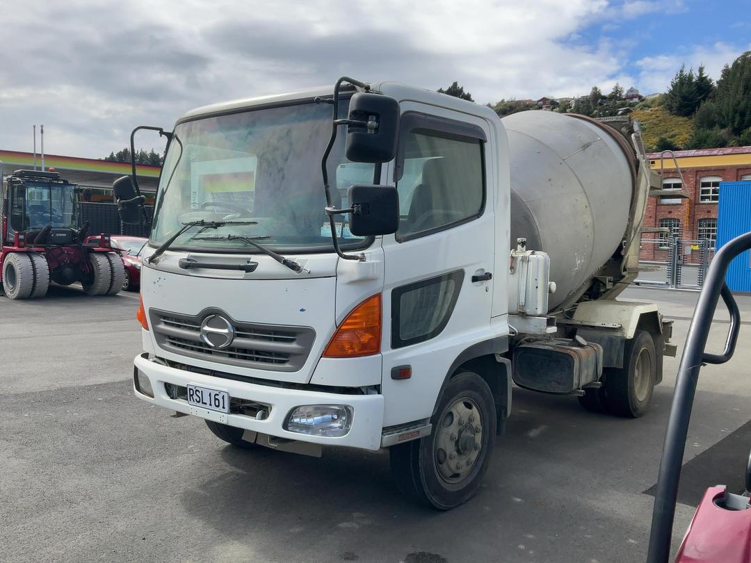 Photo '4' of Hino Ranger BDG-FJ7JDWA Concrete Mixer Truck