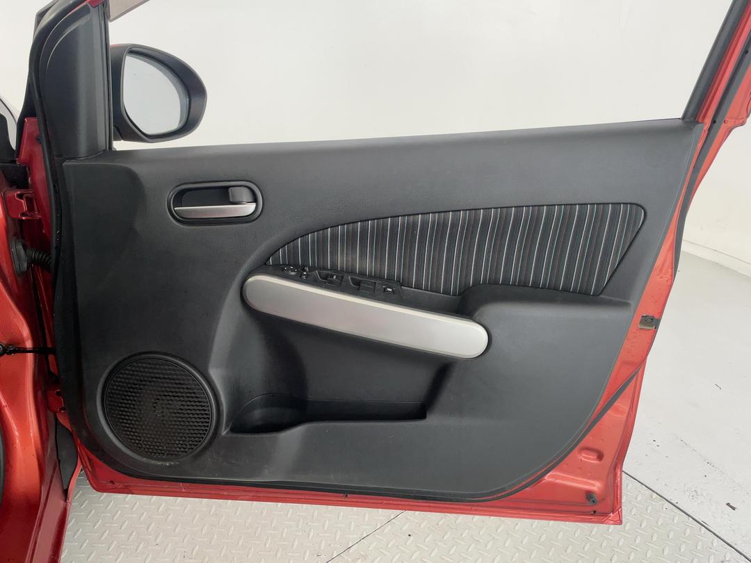 Photo '15' of Mazda Demio