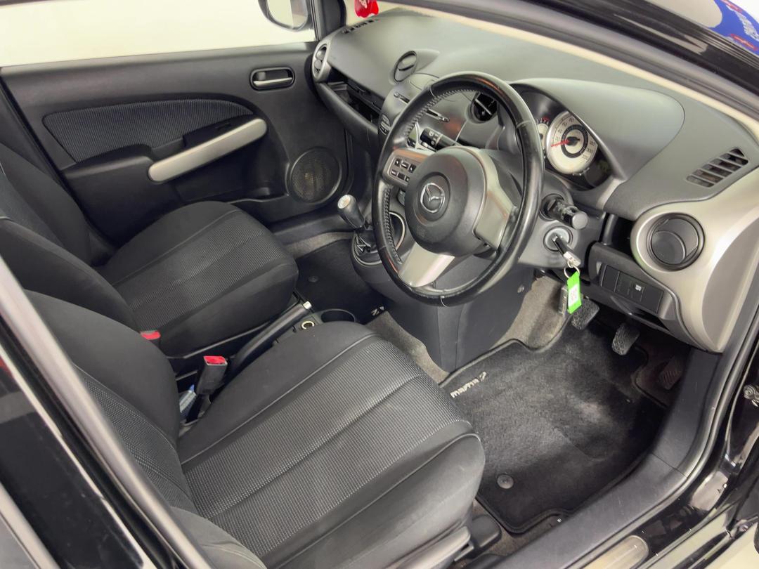 Photo '16' of Mazda Mazda2