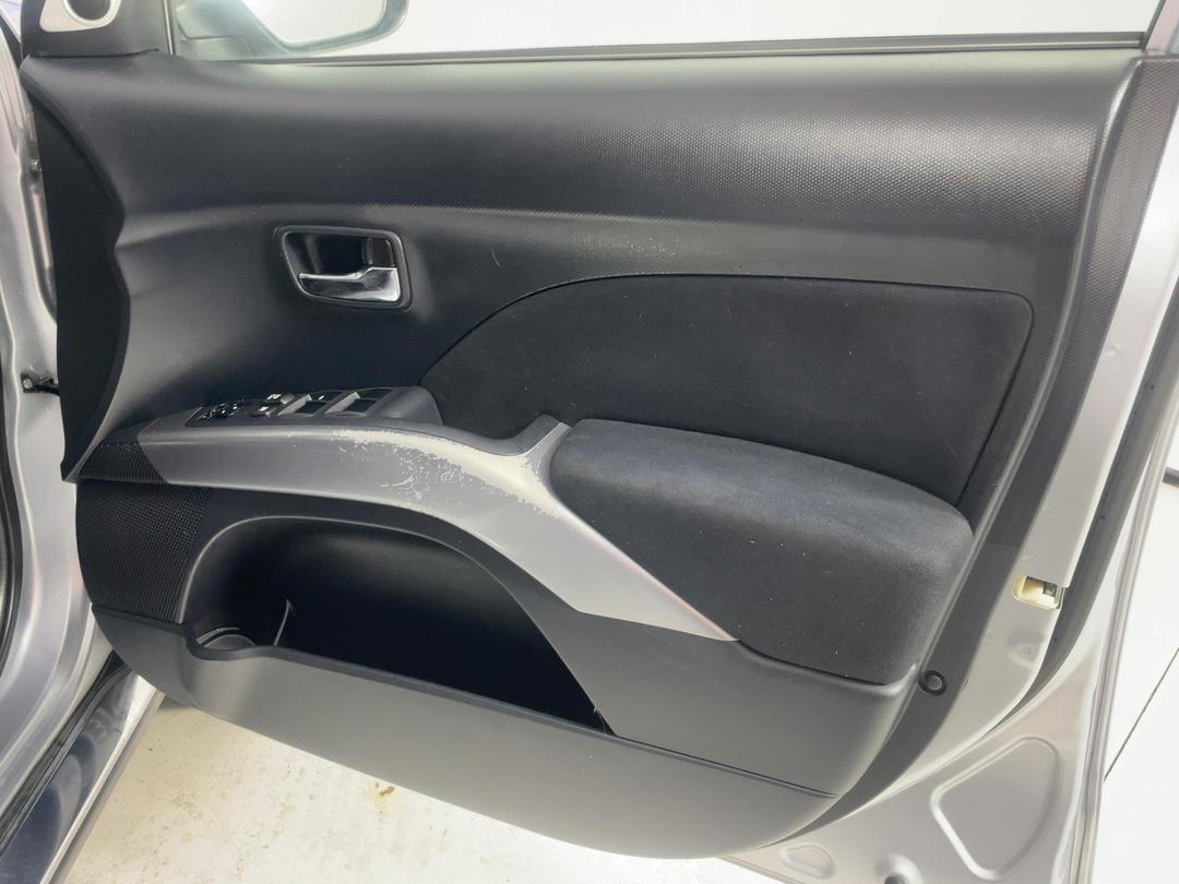 Photo '15' of Mitsubishi Outlander