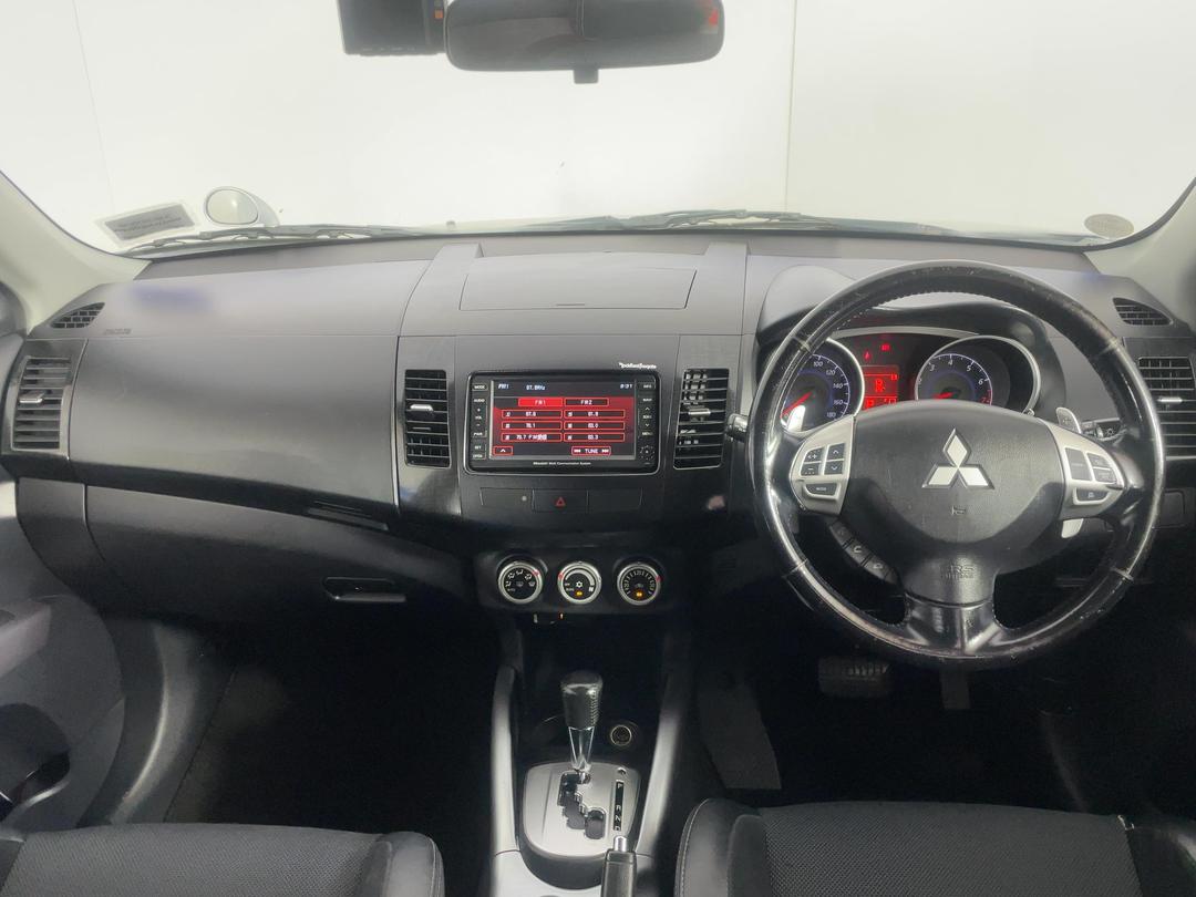 Photo '17' of Mitsubishi Outlander