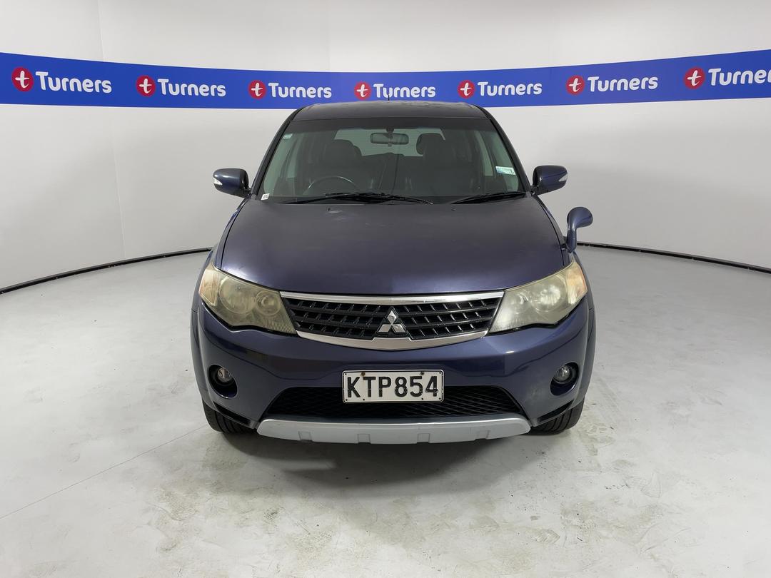Photo '2' of Mitsubishi Outlander
