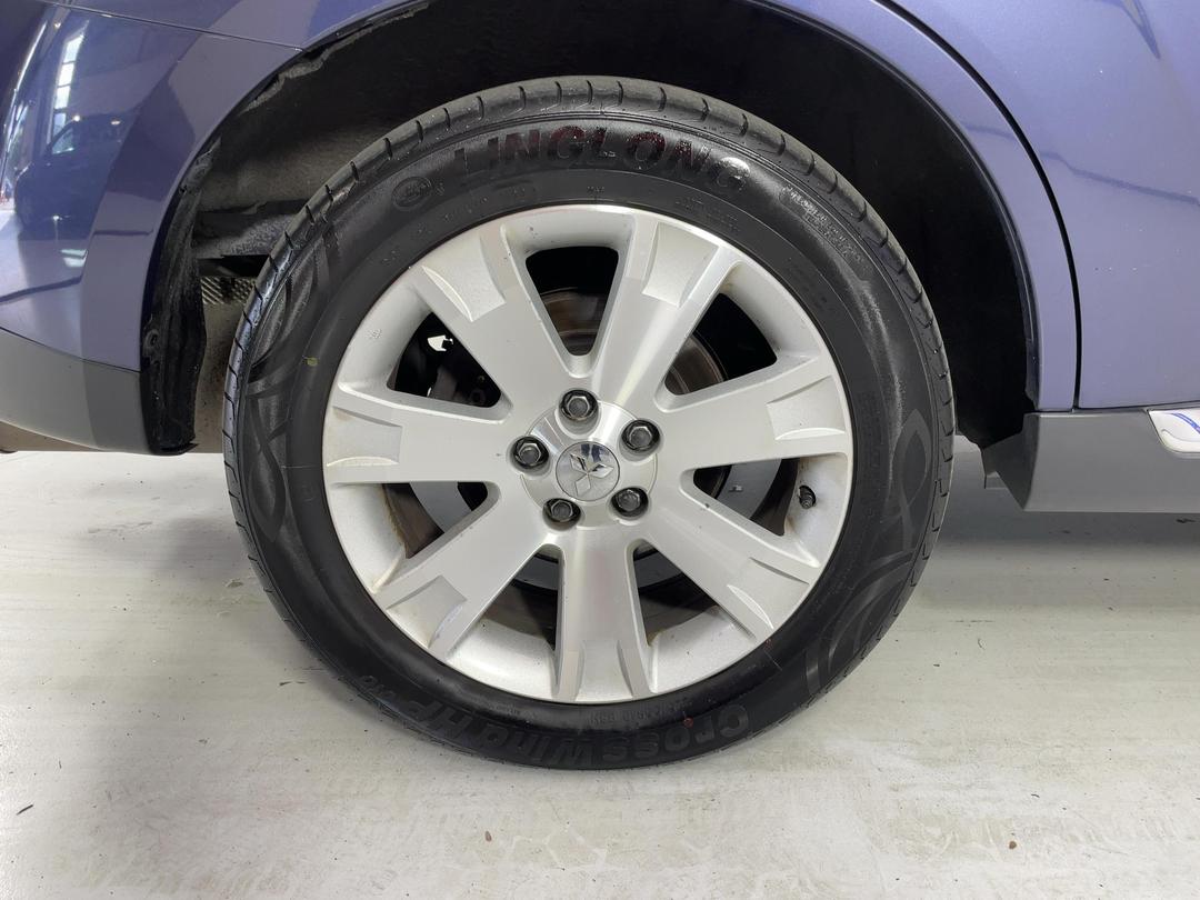Photo '12' of Mitsubishi Outlander