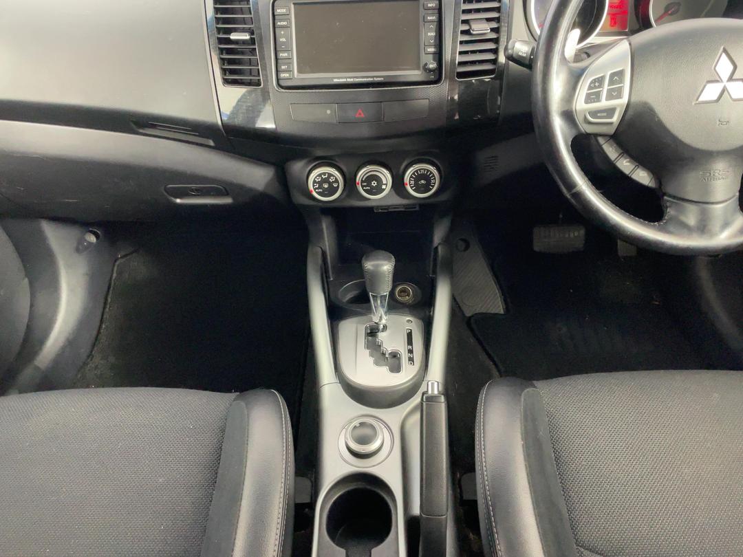 Photo '18' of Mitsubishi Outlander