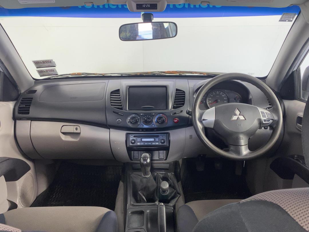 Photo '17' of Mitsubishi Triton