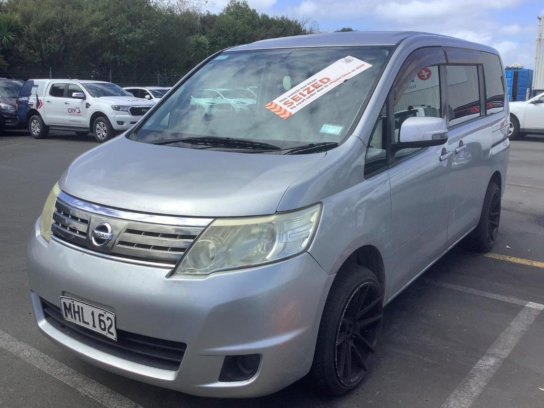 Photo '2' of Nissan Serena Photo '2' of Nissan Serena