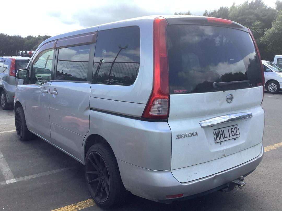 Photo '4' of Nissan Serena Photo '4' of Nissan Serena
