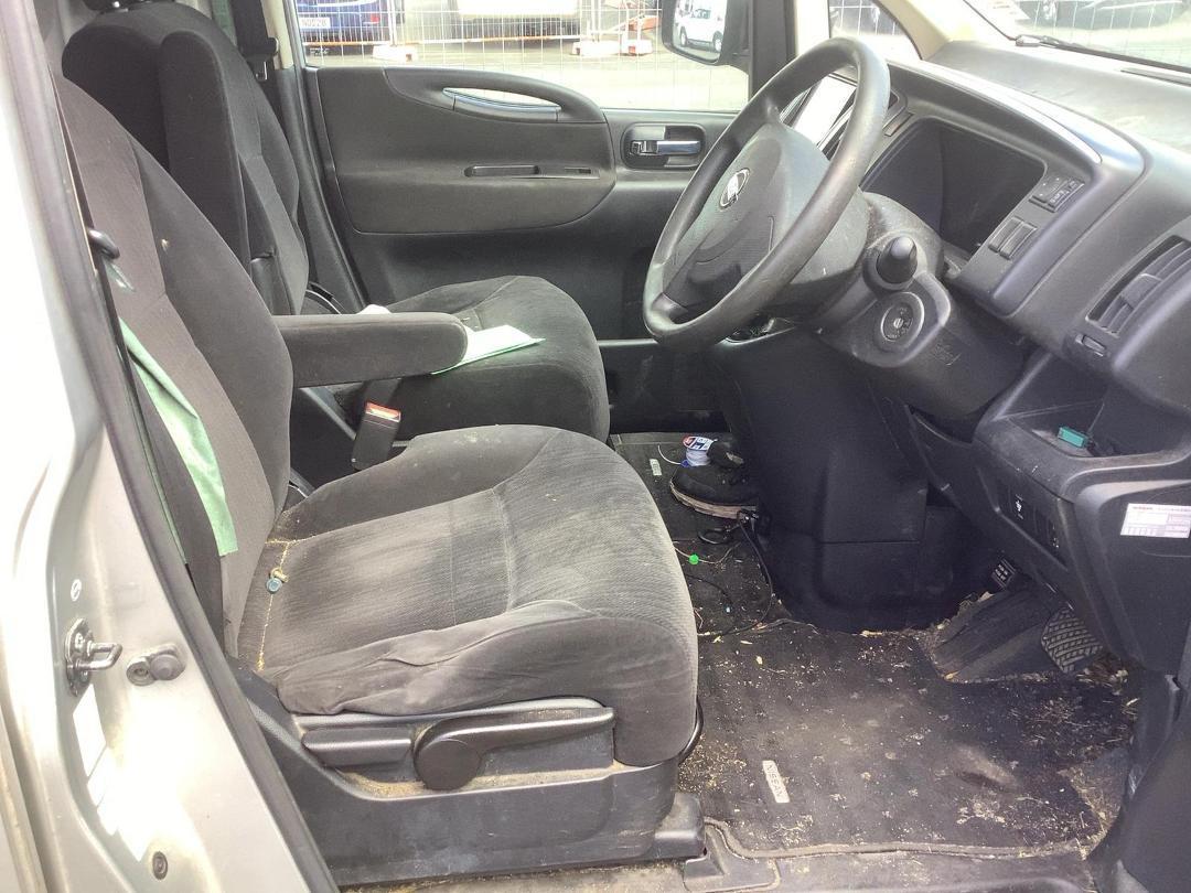 Photo '11' of Nissan Serena Photo '11' of Nissan Serena