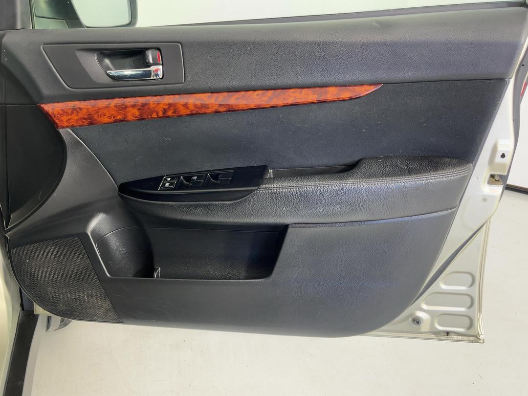 Photo '15' of Subaru Legacy