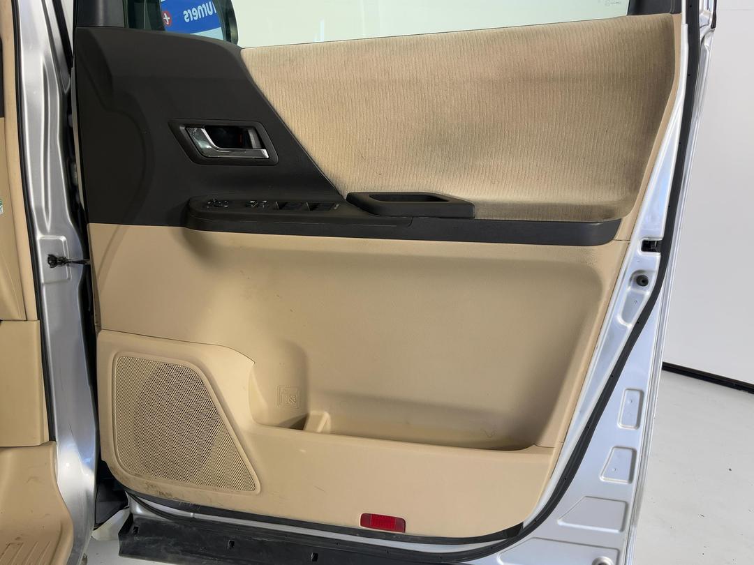 Photo '15' of Toyota Alphard