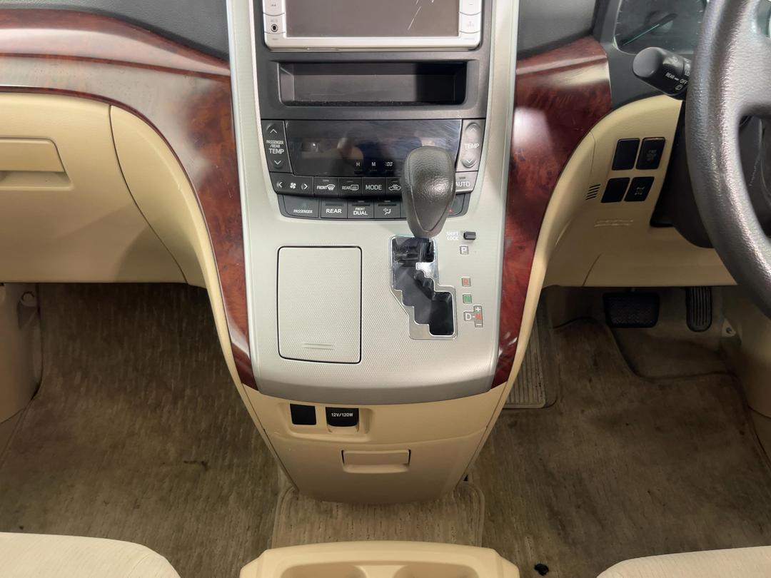 Photo '18' of Toyota Alphard