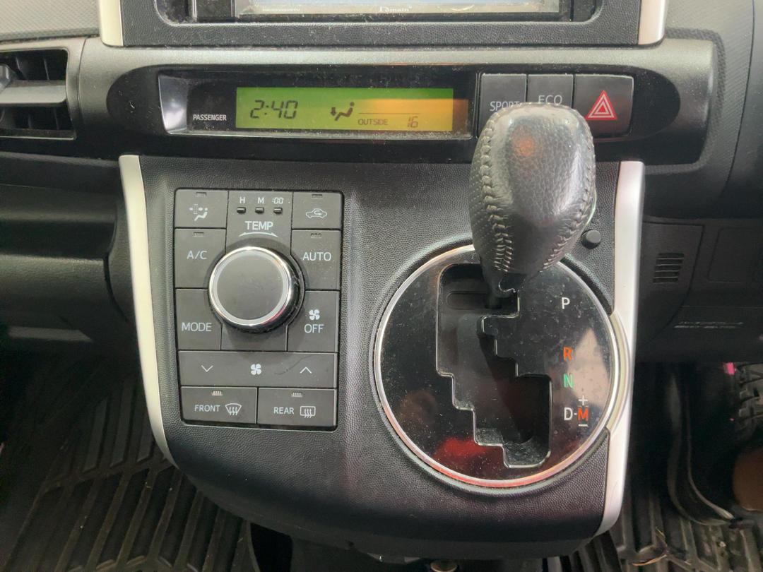 Photo '11' of Toyota Wish