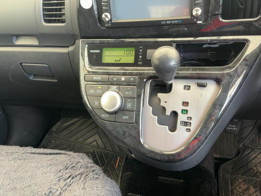 Photo '17' of Toyota Wish Photo '17' of Toyota Wish
