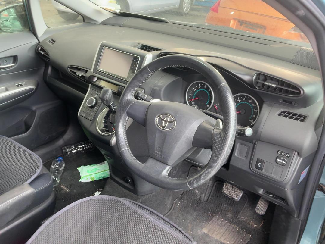 Photo '19' of Toyota Wish Photo '19' of Toyota Wish