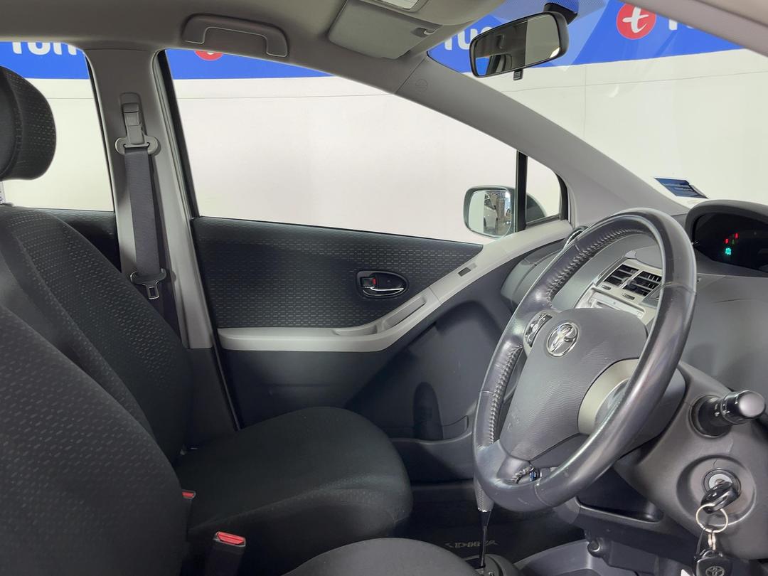 Photo '16' of Toyota Yaris