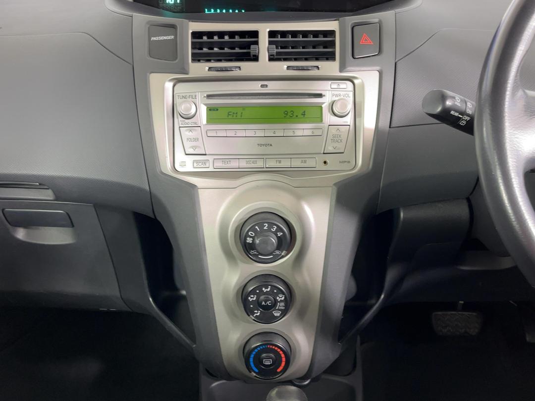 Photo '18' of Toyota Yaris