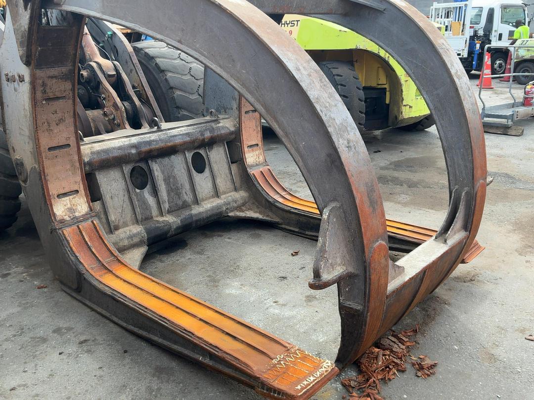 Photo '8' of Volvo L180F Log Loader