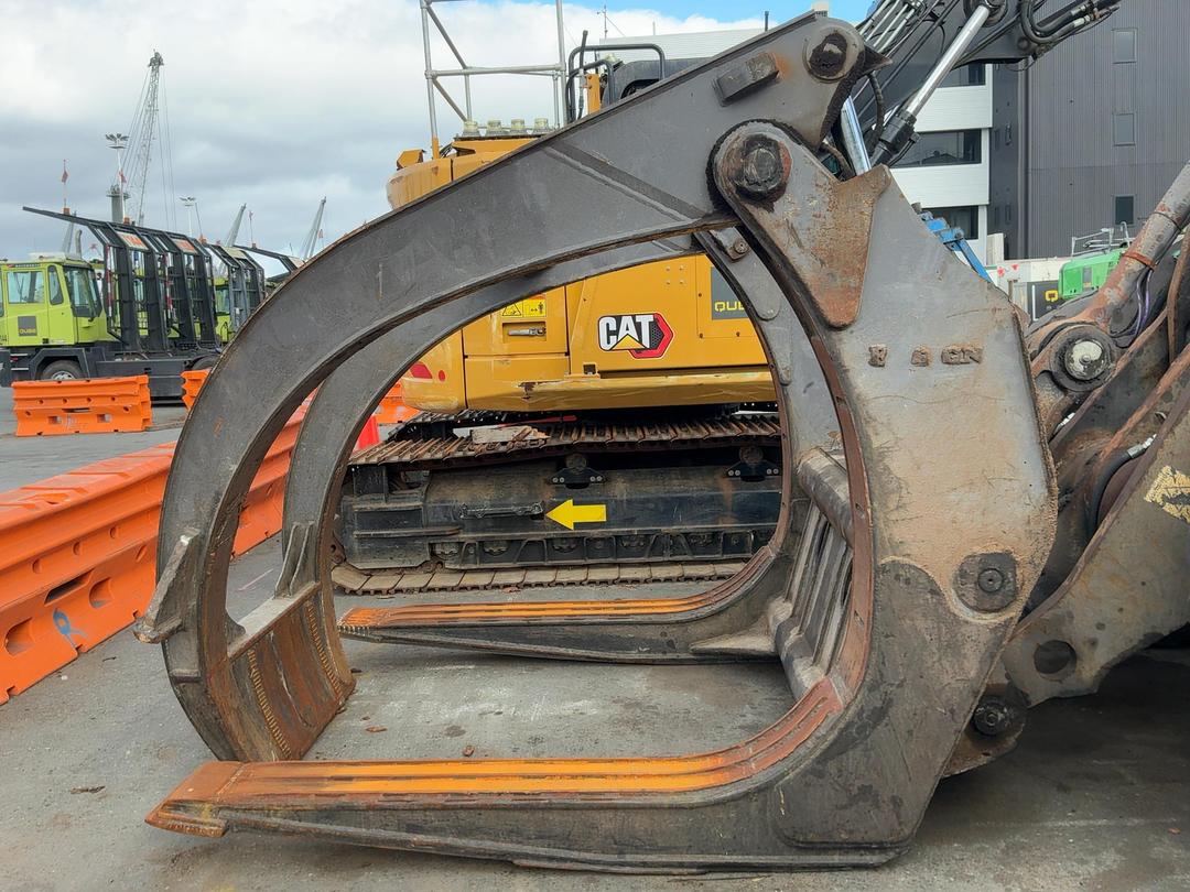 Photo '3' of Volvo L180F Log Loader