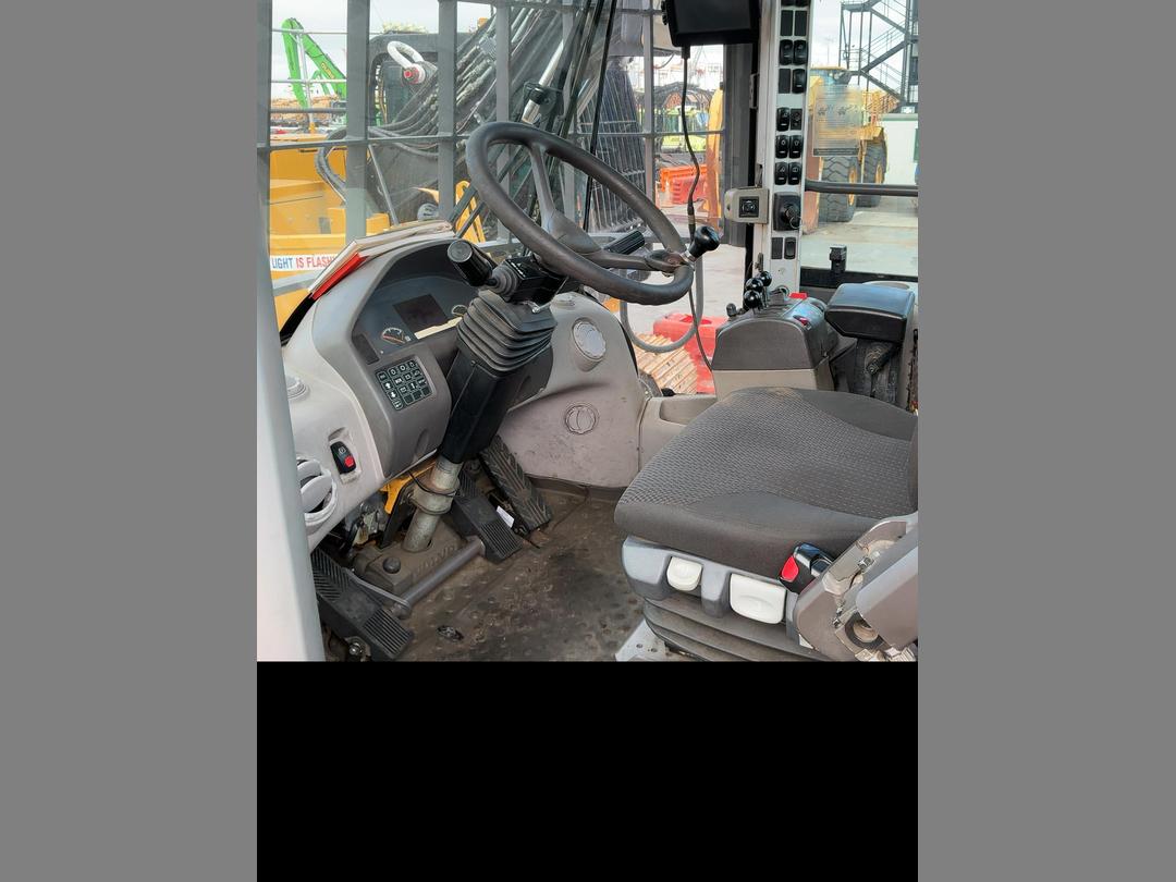 Photo '9' of Volvo L180F Log Loader