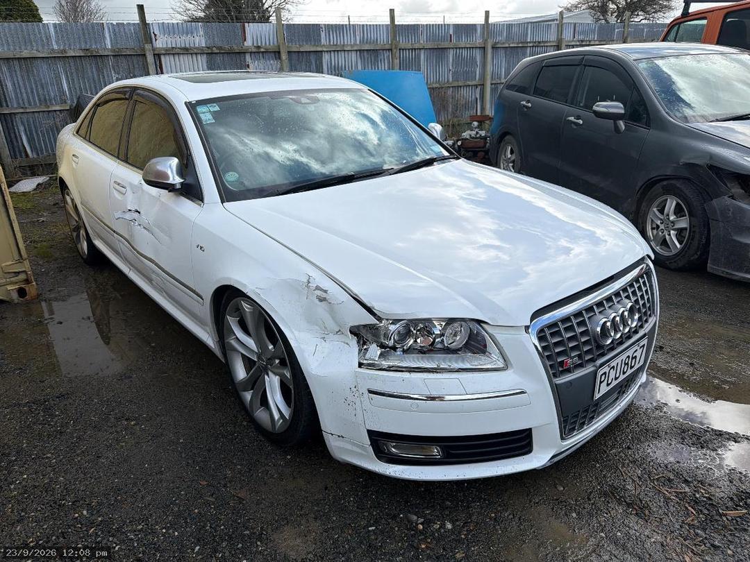 Photo '2' of Audi S8 Photo '2' of Audi S8