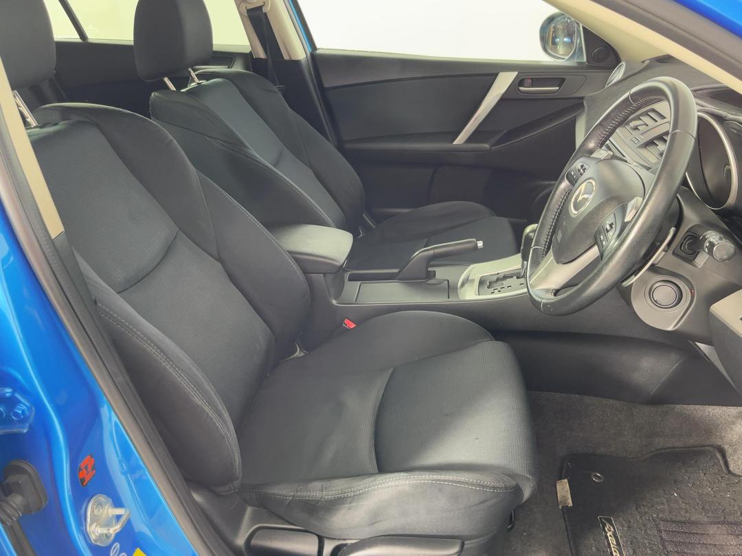 Photo '16' of Mazda Axela
