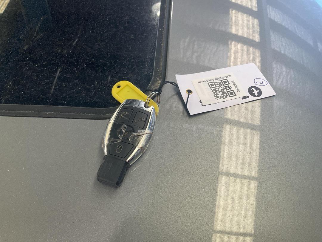 Photo '7' of Mercedes-Benz E300