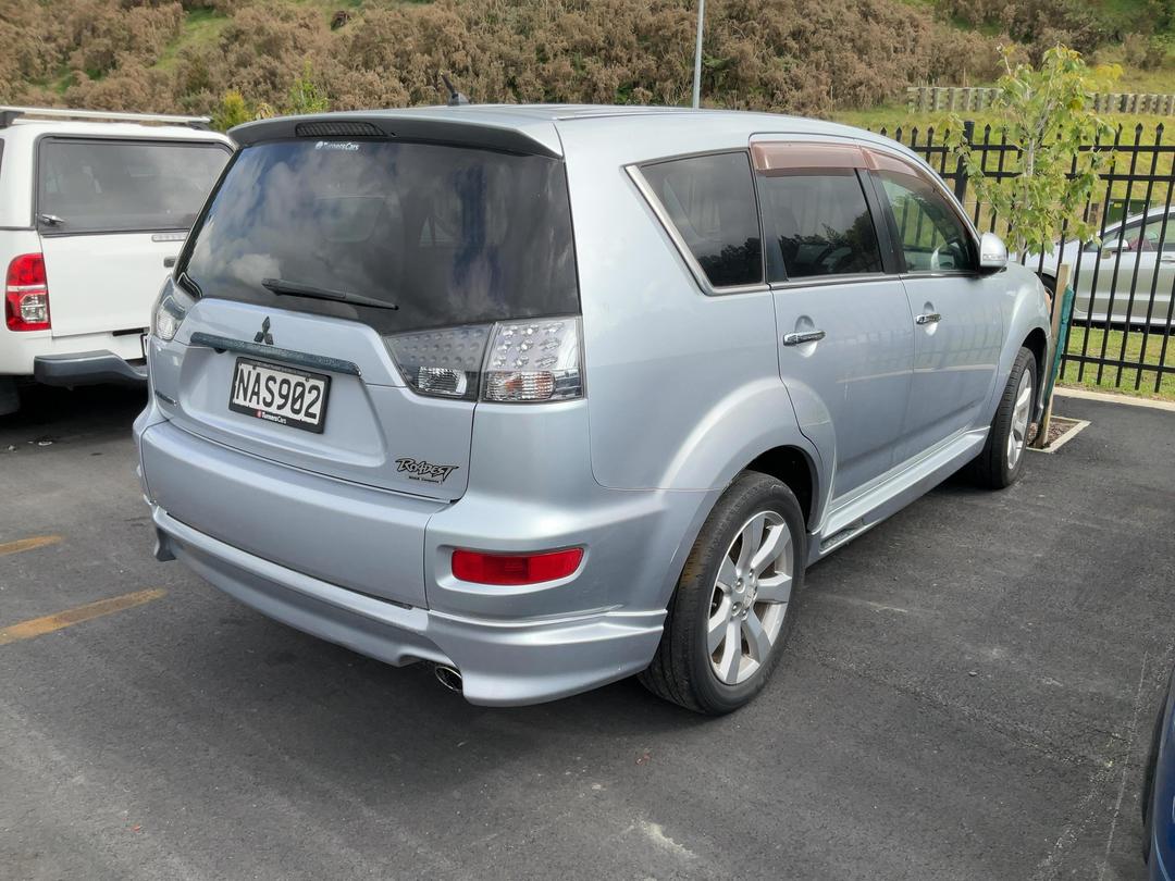Photo '4' of Mitsubishi Outlander