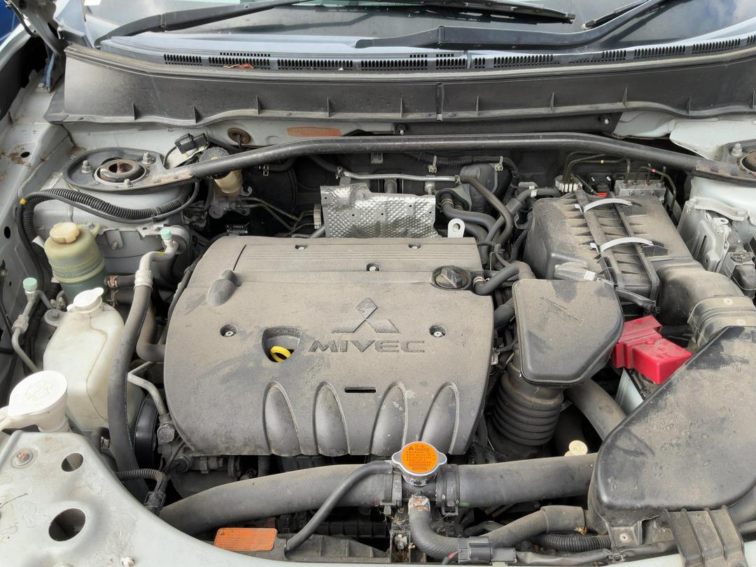 Photo '8' of Mitsubishi Outlander