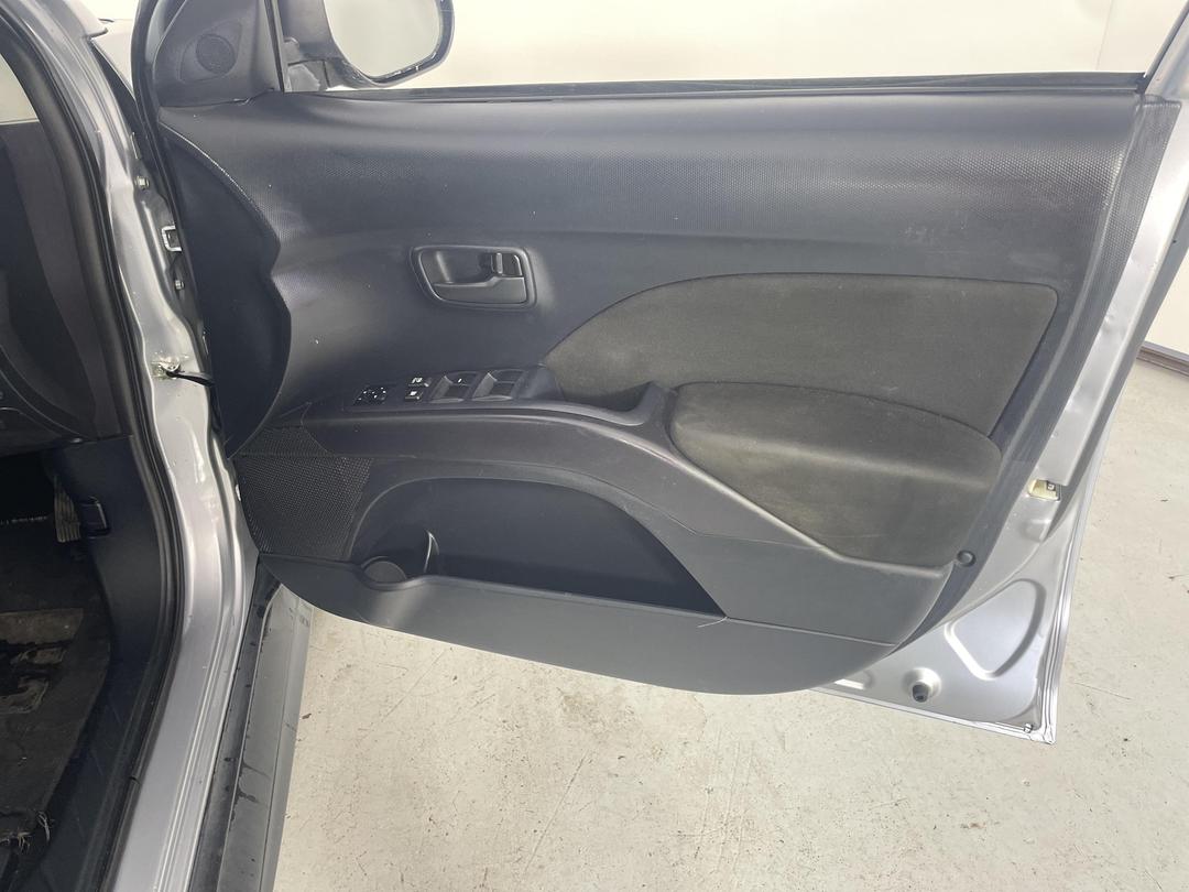 Photo '15' of Mitsubishi Outlander