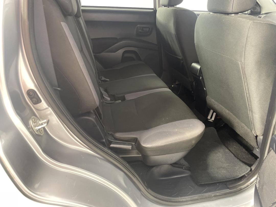 Photo '20' of Mitsubishi Outlander