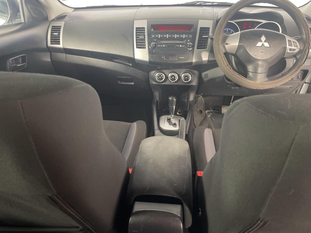 Photo '18' of Mitsubishi Outlander