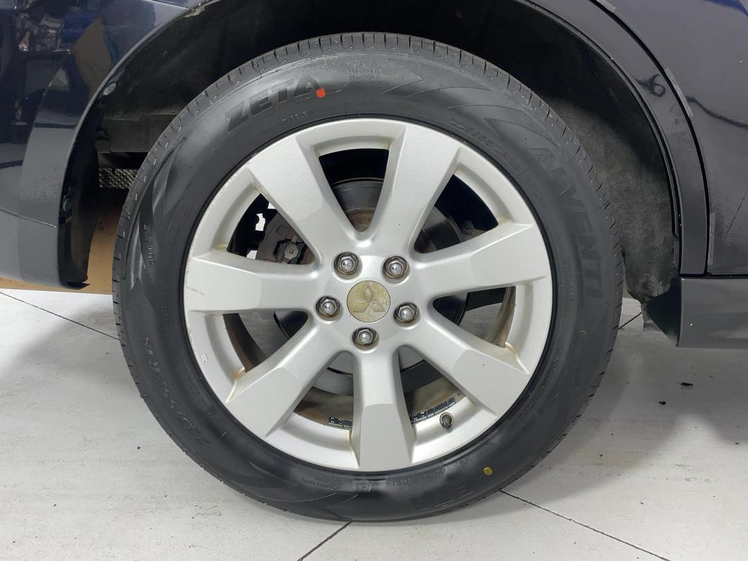 Photo '12' of Mitsubishi Outlander