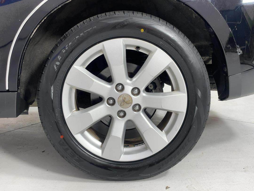 Photo '11' of Mitsubishi Outlander