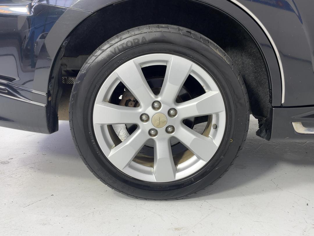 Photo '12' of Mitsubishi Outlander
