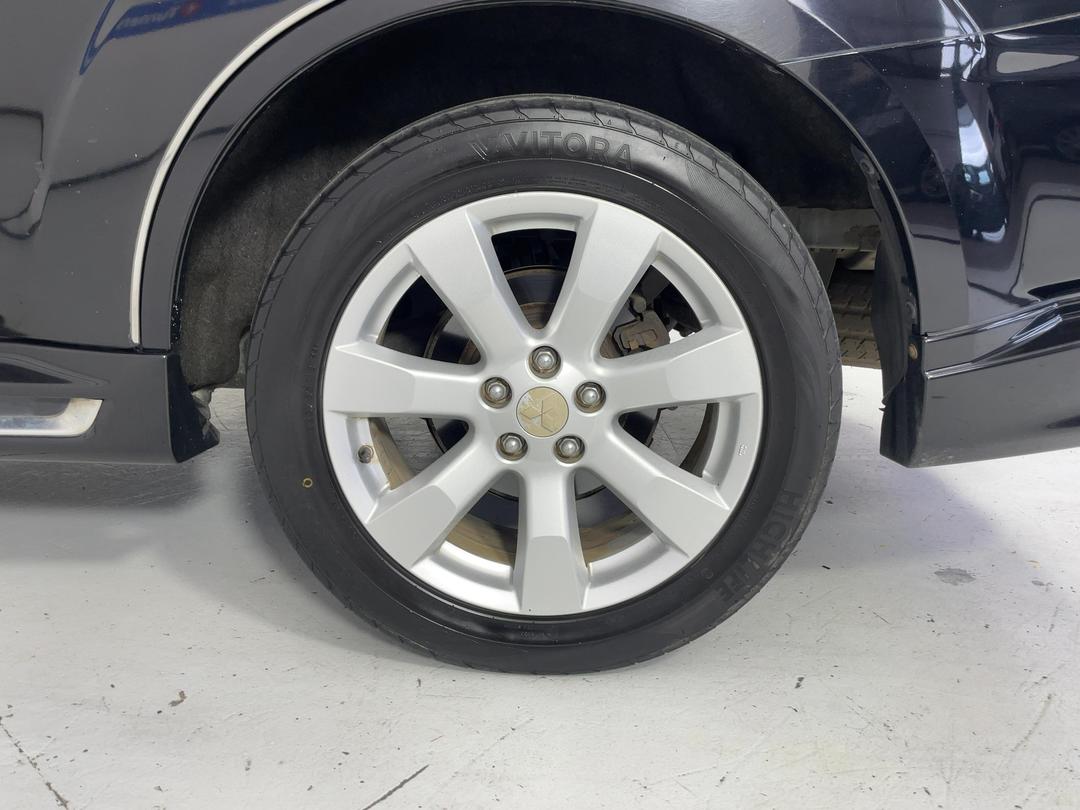 Photo '11' of Mitsubishi Outlander