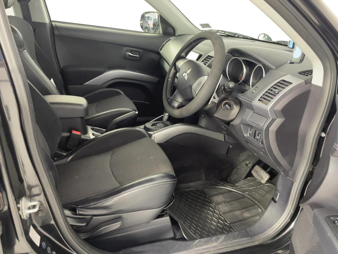 Photo '16' of Mitsubishi Outlander
