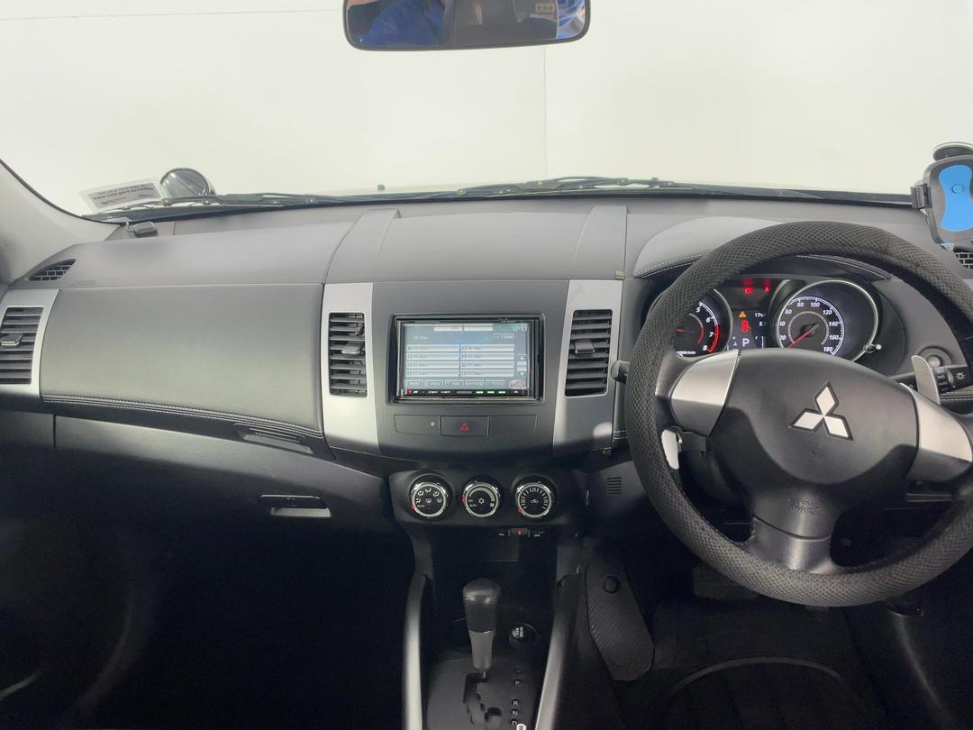Photo '17' of Mitsubishi Outlander