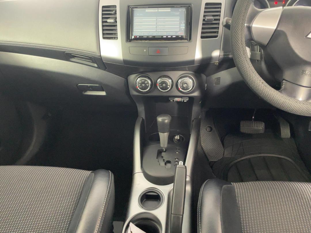 Photo '18' of Mitsubishi Outlander