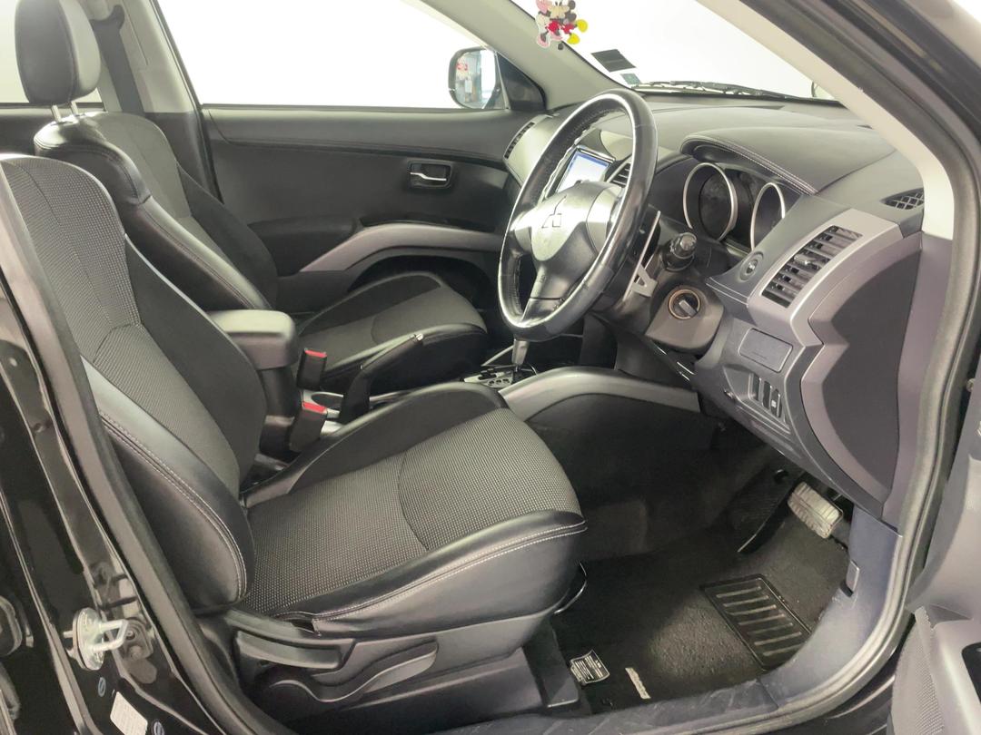Photo '16' of Mitsubishi Outlander